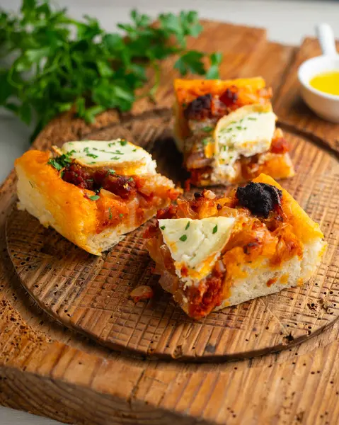 Sobrasada, keçi peyniri ve ballı Mallorcan kokası. Balear Adaları 'ndan geleneksel bir tarif.