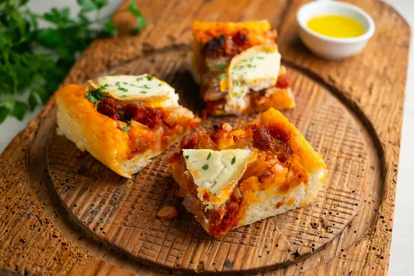 Sobrasada, keçi peyniri ve ballı Mallorcan kokası. Balear Adaları 'ndan geleneksel bir tarif.