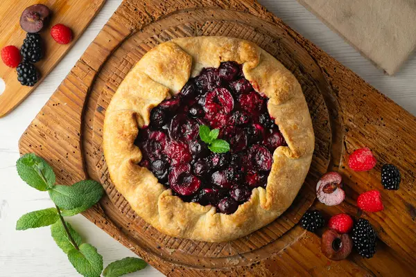 Kırmızı çilekli turta, kiraz, ahududu ve böğürtlenli. Noel süslemeli en iyi manzara masası.