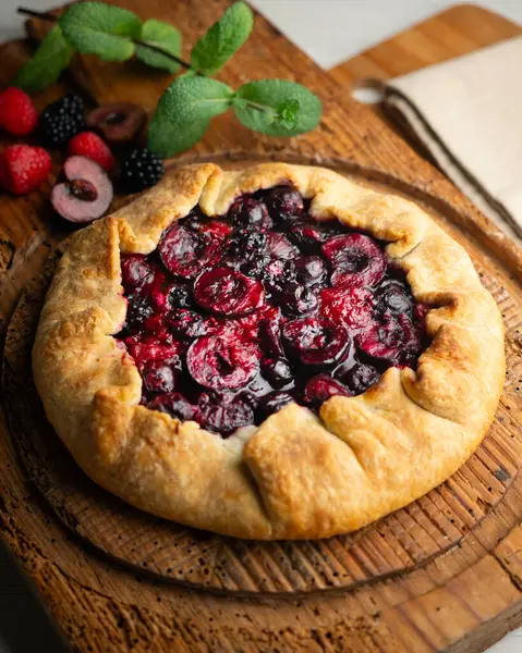 Kırmızı çilekli turta, kiraz, ahududu ve böğürtlenli. Noel süslemeli en iyi manzara masası.