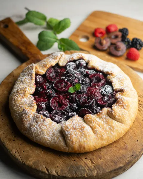 Kırmızı çilekli turta, kiraz, ahududu ve böğürtlenli. Noel süslemeli en iyi manzara masası.