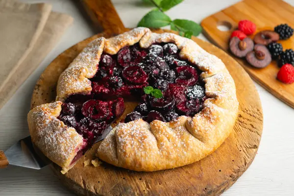 Kırmızı çilekli turta, kiraz, ahududu ve böğürtlenli. Noel süslemeli en iyi manzara masası.