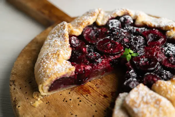 Kırmızı çilekli turta, kiraz, ahududu ve böğürtlenli. Noel süslemeli en iyi manzara masası.