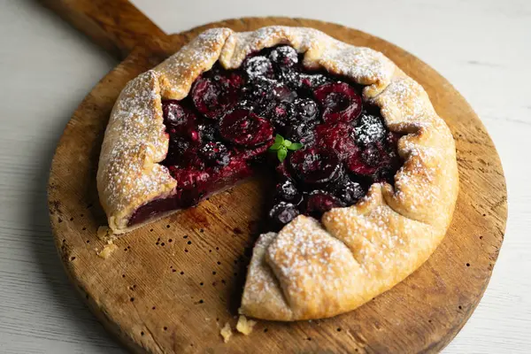 Kırmızı çilekli turta, kiraz, ahududu ve böğürtlenli. Noel süslemeli en iyi manzara masası.