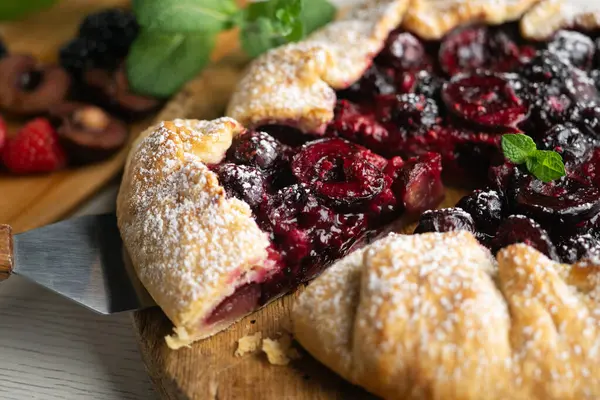 Kırmızı çilekli turta, kiraz, ahududu ve böğürtlenli. Noel süslemeli en iyi manzara masası.