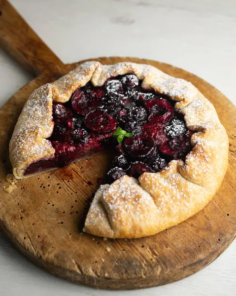 Kırmızı çilekli turta, kiraz, ahududu ve böğürtlenli. Noel süslemeli en iyi manzara masası.