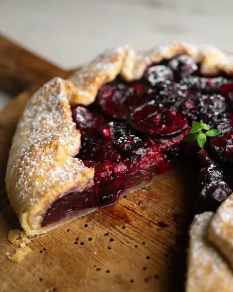 Kırmızı çilekli turta, kiraz, ahududu ve böğürtlenli. Noel süslemeli en iyi manzara masası.