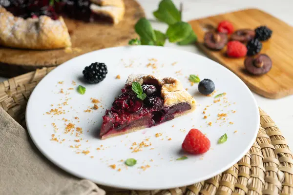 Kırmızı çilekli turta, kiraz, ahududu ve böğürtlenli. Noel süslemeli en iyi manzara masası.