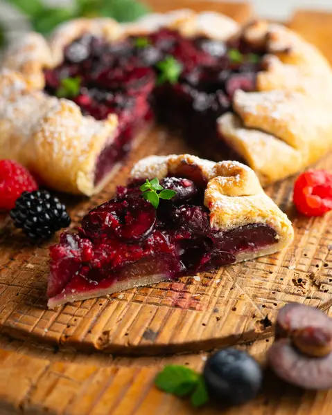 Kırmızı çilekli turta, kiraz, ahududu ve böğürtlenli. Noel süslemeli en iyi manzara masası.