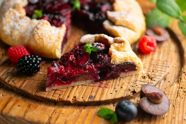 Kırmızı çilekli turta, kiraz, ahududu ve böğürtlenli. Noel süslemeli en iyi manzara masası.