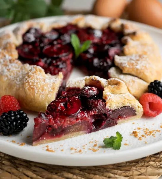 Kırmızı çilekli turta, kiraz, ahududu ve böğürtlenli. Noel süslemeli en iyi manzara masası.