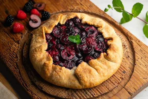 Kırmızı çilekli turta, kiraz, ahududu ve böğürtlenli. Noel süslemeli en iyi manzara masası.