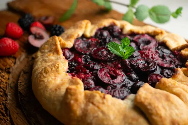 Kırmızı çilekli turta, kiraz, ahududu ve böğürtlenli. Noel süslemeli en iyi manzara masası.