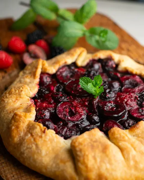 Kırmızı çilekli turta, kiraz, ahududu ve böğürtlenli. Noel süslemeli en iyi manzara masası.