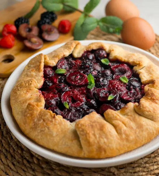 Kırmızı çilekli turta, kiraz, ahududu ve böğürtlenli. Noel süslemeli en iyi manzara masası.