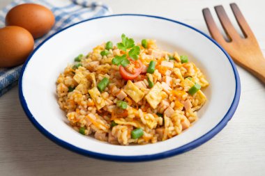 Sebzeli, yumurtalı ve yeşil fasulyeli Asya pirinci..