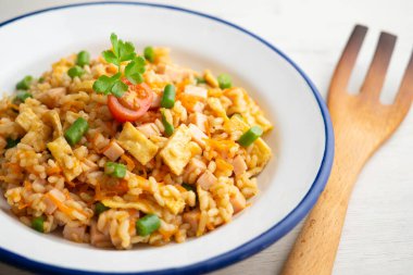 Sebzeli, yumurtalı ve yeşil fasulyeli Asya pirinci..