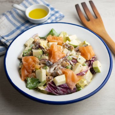 Lezzetli füme somon, elma, kuru üzüm, ceviz ve mayonez soslu Waldorf salatası..