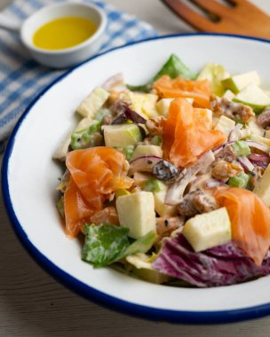 Lezzetli füme somon, elma, kuru üzüm, ceviz ve mayonez soslu Waldorf salatası..