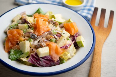 Lezzetli füme somon, elma, kuru üzüm, ceviz ve mayonez soslu Waldorf salatası..