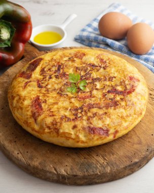 Geleneksel İspanyol omleti patates, yumurta ve kırmızı biberli. Geleneksel İspanyol tapas tarifi..