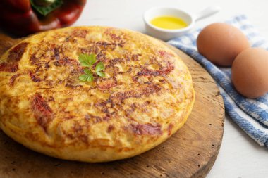 Geleneksel İspanyol omleti patates, yumurta ve kırmızı biberli. Geleneksel İspanyol tapas tarifi..
