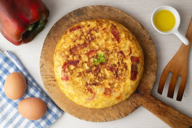 Geleneksel İspanyol omleti patates, yumurta ve kırmızı biberli. Geleneksel İspanyol tapas tarifi..