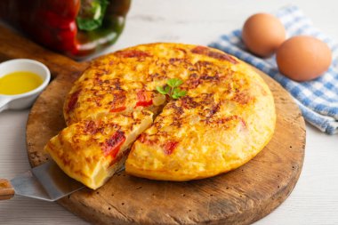 Geleneksel İspanyol omleti patates, yumurta ve kırmızı biberli. Geleneksel İspanyol tapas tarifi..