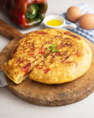 Geleneksel İspanyol omleti patates, yumurta ve kırmızı biberli. Geleneksel İspanyol tapas tarifi..