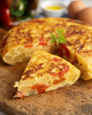 Geleneksel İspanyol omleti patates, yumurta ve kırmızı biberli. Geleneksel İspanyol tapas tarifi..