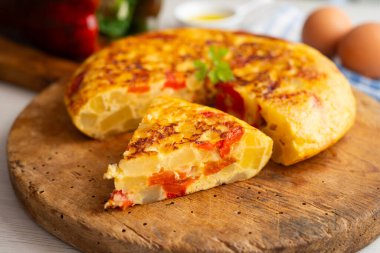 Geleneksel İspanyol omleti patates, yumurta ve kırmızı biberli. Geleneksel İspanyol tapas tarifi..