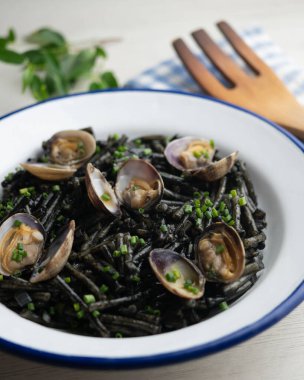 İspanyol siyah Fideua 'sı. Geleneksel erişte tarifi, midye ve sarımsak yağı..