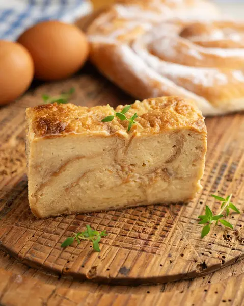 İbizan Greixonera. Balear Adalarından geleneksel ensaimada ile yumurtalı puding.