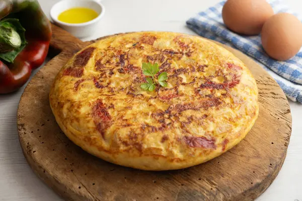 Geleneksel İspanyol omleti patates, yumurta ve kırmızı biberli. Geleneksel İspanyol tapas tarifi..