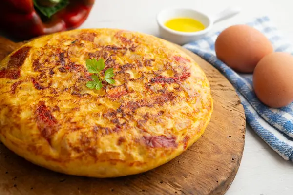 Geleneksel İspanyol omleti patates, yumurta ve kırmızı biberli. Geleneksel İspanyol tapas tarifi..