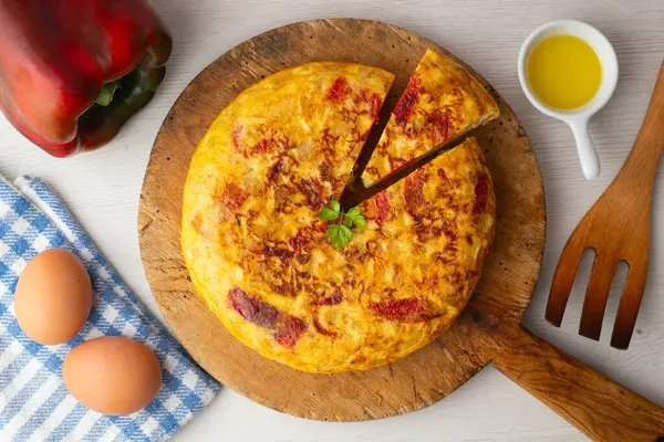 Geleneksel İspanyol omleti patates, yumurta ve kırmızı biberli. Geleneksel İspanyol tapas tarifi..