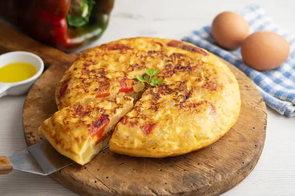 Geleneksel İspanyol omleti patates, yumurta ve kırmızı biberli. Geleneksel İspanyol tapas tarifi..