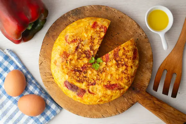 Geleneksel İspanyol omleti patates, yumurta ve kırmızı biberli. Geleneksel İspanyol tapas tarifi..
