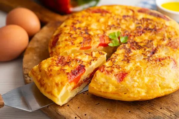 Geleneksel İspanyol omleti patates, yumurta ve kırmızı biberli. Geleneksel İspanyol tapas tarifi..
