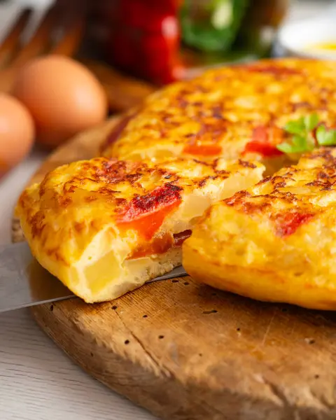 Geleneksel İspanyol omleti patates, yumurta ve kırmızı biberli. Geleneksel İspanyol tapas tarifi..