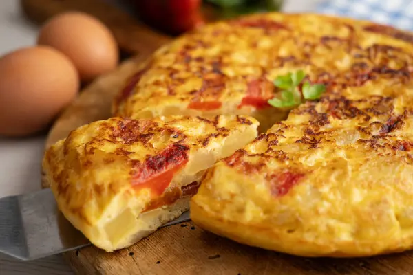 Geleneksel İspanyol omleti patates, yumurta ve kırmızı biberli. Geleneksel İspanyol tapas tarifi..
