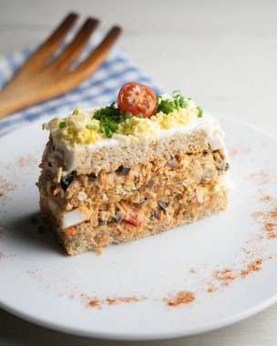 Sebzeli soğuk ton balığı turtası ve dilimlenmiş ekmek. Yazın geleneksel soğuk turta tarifi..