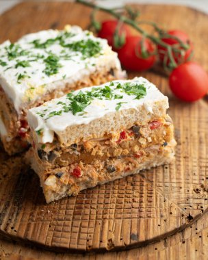 Sebzeli soğuk ton balığı turtası ve dilimlenmiş ekmek. Yazın geleneksel soğuk turta tarifi..