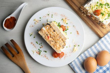 Sebzeli soğuk ton balığı turtası ve dilimlenmiş ekmek. Yazın geleneksel soğuk turta tarifi..