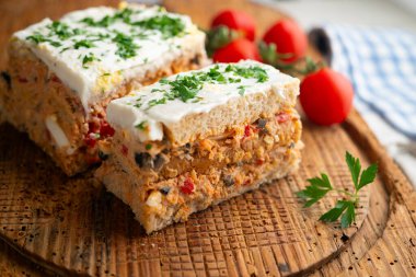 Sebzeli soğuk ton balığı turtası ve dilimlenmiş ekmek. Yazın geleneksel soğuk turta tarifi..