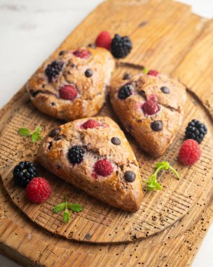 Böğürtlen, ahududu ve çikolata parçalı üçgen İngiliz çörekleri..