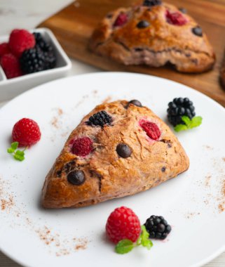 Böğürtlen, ahududu ve çikolata parçalı üçgen İngiliz çörekleri..
