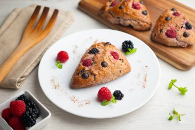 Böğürtlen, ahududu ve çikolata parçalı üçgen İngiliz çörekleri..