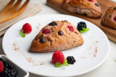 Böğürtlen, ahududu ve çikolata parçalı üçgen İngiliz çörekleri..