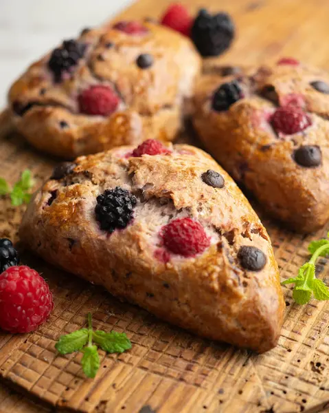 Böğürtlen, ahududu ve çikolata parçalı üçgen İngiliz çörekleri..